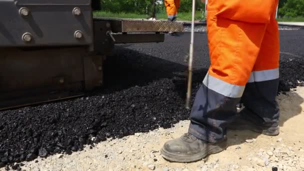 Niski Kąt Widzenia Maszynie Układania Asfaltu Rozprowadzanie Warstwy Gorącego Asfaltu — Wideo stockowe