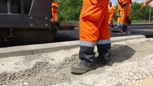 Όψη Χαμηλής Γωνίας Στη Μηχανή Για Τοποθέτηση Ασφάλτου Διασπορά Στρώματος — Αρχείο Βίντεο