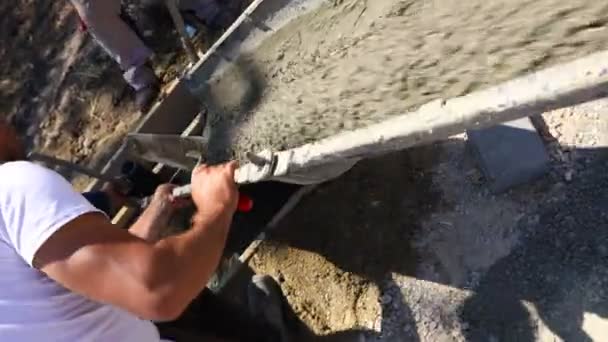 Karıştırıcı Kamyonu Ahşap Kalıba Taze Beton Boşaltıyor Rampadan Aşağı Döküyor — Stok video