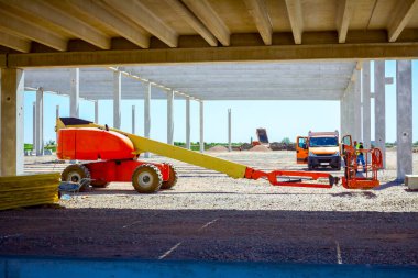 İnşaat alanındaki park halindeki vişne toplayıcısına bak.