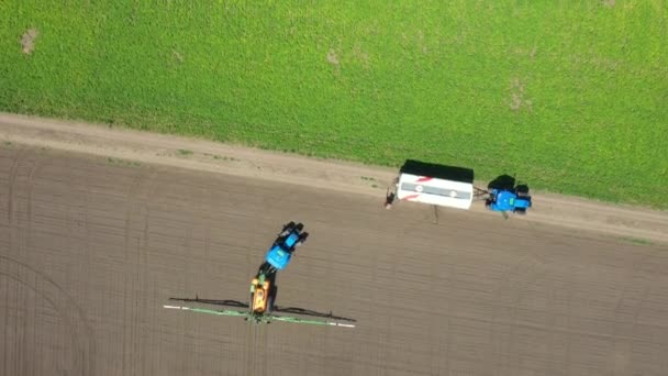 Acima Vista Superior Vista Aérea Dois Agricultores Enquanto Preparam Misturando — Vídeo de Stock