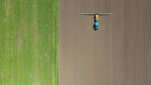 在顶部视图之上 在拖拉机上俯瞰 直到喷出无边无际的大农田 拖着安装在耕地上的广袤的农业喷雾器 — 图库视频影像
