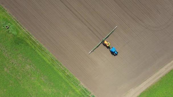 Powyżej Górnego Widoku Widok Góry Ciągnik Opryskiwania Dużych Niekończących Się — Wideo stockowe