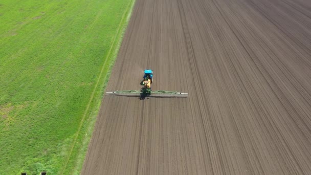 Letecký Kameraman Sleduje Traktor Rozstřiku Velké Nekonečné Zemědělské Půdy Táhnoucí — Stock video