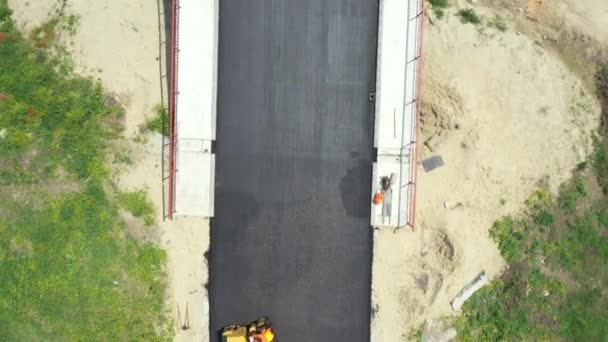 Top View Overhead Dolly Move Workers Machinery Laying Asphalt Spreading — Stok video