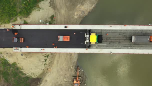 Üstten Üstten Üstten Sıcak Asfalt Taşımacılığıyla Bitmemiş Köprünün Üzerinden Geçen — Stok video