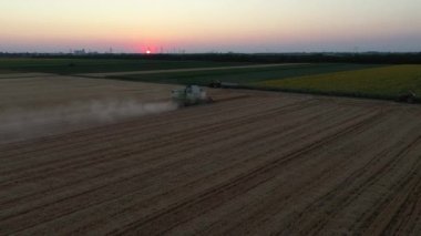 Hava kulesi tarla biçme makinesinin görüntüsünü tarlalarda olgun buğday kesip biçmek gibi birleştirir..