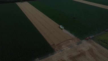 Hava kulesi, tarım hasatçısının görüntüsünü tarlalardaki olgun buğdayları kesip biçerken birleştirir..