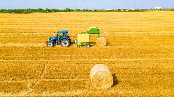 Top View Tractor Pulling Baler Machine Rolls Straw Spits Out — Stock Photo, Image