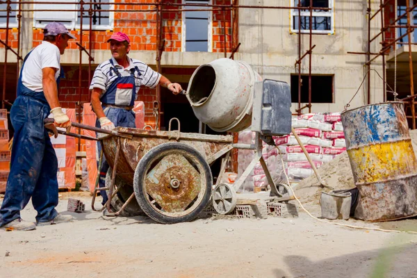 Zrenjanin Vojvodina Sérvia Maio 2018 Trabalhadores São Despeje Argamassa Carrinho — Fotografia de Stock