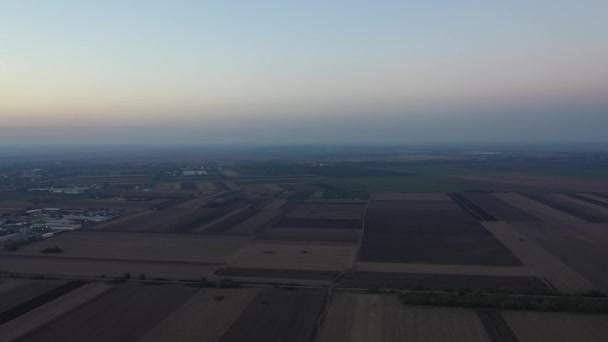 Dolly Movimiento Vista Aérea Seguimiento Tiro Niña Está Con Madre — Vídeos de Stock