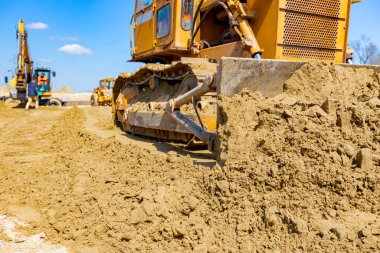 Tırtıllı toprak taşıyıcı toprağı dışarıya taşıyor..