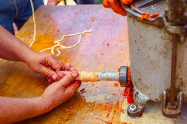 Sosis yapmak için domuz bağırsaklarını el yapımı sosislerle doldurun..