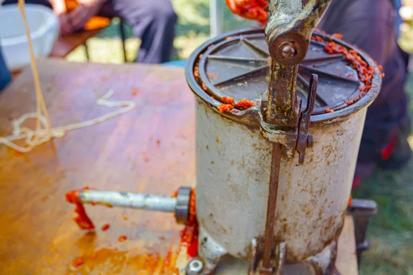 Máquina Manual Está Cheia Carne Picada Processo Para Fazer Salsichas — Fotografia de Stock