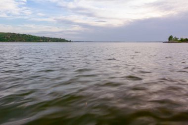 Tuna Nehri üzerinde manzara manzarası diğer kıyılar çok uzakta arka planda.