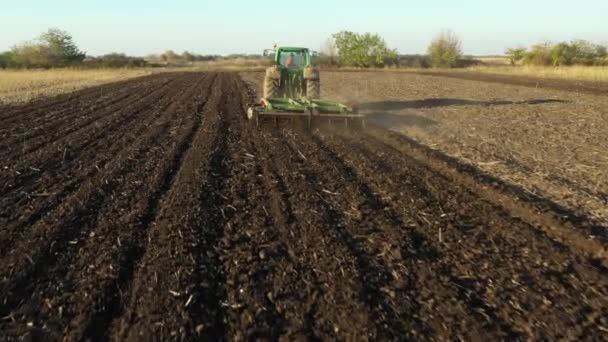 Низкий Следующий Снимок Трактора Тягача Боронообразное Пахотное Поле Подготовка Почвы — стоковое видео