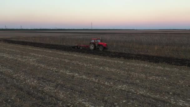 Por Encima Dolly Movimiento Tiro Hacia Atrás Del Tractor Como — Vídeo de stock