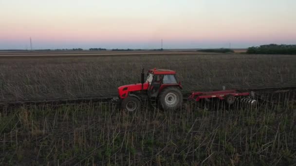 Nad Dolly Pohybovat Pozpátku Záběr Traktoru Jako Tahač Stroje Trýznivé — Stock video