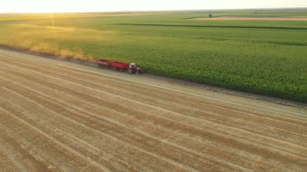 Oberhalb Der Umlaufbahn Blick Auf Traktor Zieht Zwei Landwirtschaftliche Anhänger — Stockvideo