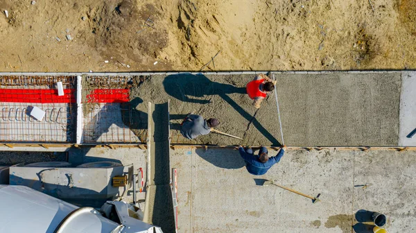 Top View Overhead Construction Workers Using Rake Spreading Metal Lath — Stock Photo, Image