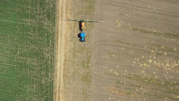 Ovanför Vyn Dolly Flytta Overhead Traktorn Tills Besprutning Stora Ändlösa — Stockvideo