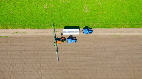 Pohled Shora Dva Farmáře Jak Připravují Míchají Chemikálie Plní Nádrž — Stock fotografie