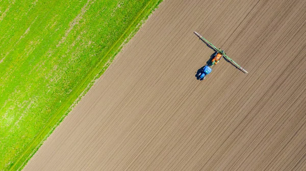 Bovenaanzicht Bovenaanzicht Trekker Tot Aan Het Besproeien Van Grote Eindeloze — Stockfoto