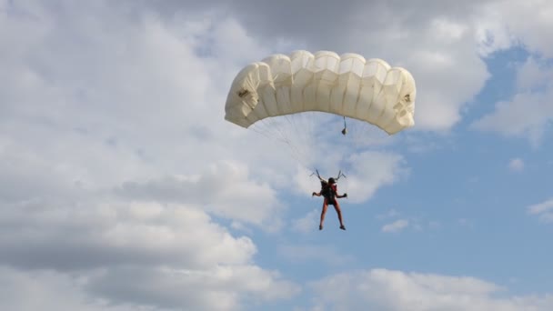 青い空にパラシュート パラシュートが開いてゆっくりと飛んでいます スカイダイビング パラシュートジャンプ — ストック動画