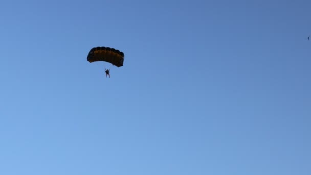 Paracaídas Cielo Azul Paracaidista Vuela Lentamente Con Paracaídas Abierto Paracaidismo — Vídeo de stock