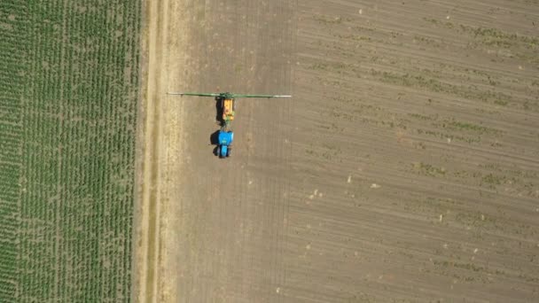 Felülnézet Babakocsi Mozog Felülnézet Traktoron Amíg Permetező Nagy Végtelen Mezőgazdasági — Stock videók