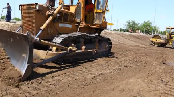 Bulldozer Underrede Push Utjämning Marken Och Vägvält Med Spikar Vibrerar — Stockvideo