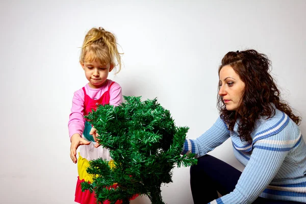 Moeder Het Geven Van Een Hand Aan Haar Dochter Assembleren — Stockfoto