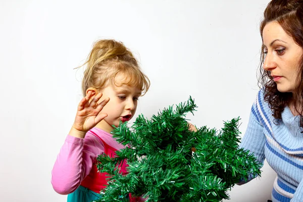 Mother Giving Hand Her Daughter Assembly Plastic Evergreen Pine Tree — Stock Photo, Image