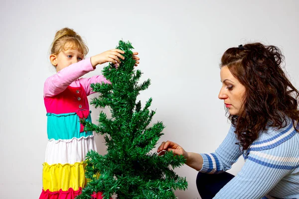 Mother Giving Hand Her Daughter Assembly Plastic Evergreen Pine Tree — Stock Photo, Image