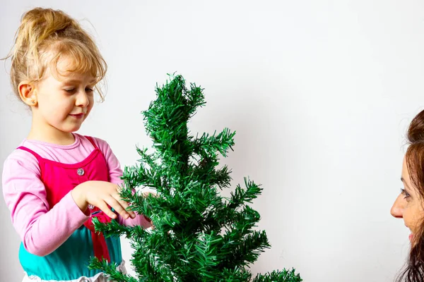 Moeder Het Geven Van Een Hand Aan Haar Dochter Assembleren — Stockfoto