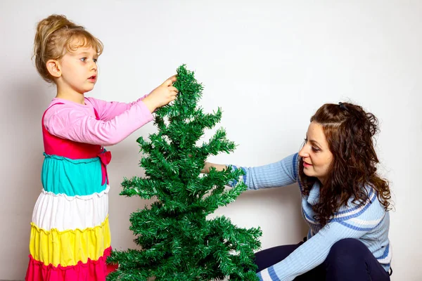 Moeder Het Geven Van Een Hand Aan Haar Dochter Assembleren — Stockfoto