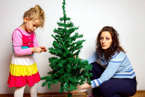 Mother Giving Hand Her Daughter Assembly Plastic Evergreen Pine Tree — Stock Photo, Image