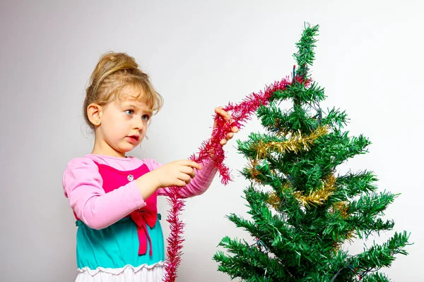 Criança Feminina Pré Escolar Menina Está Colocando Tiras Decorativas Brilhantes — Fotografia de Stock