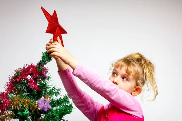 Peuter Vrouwelijk Kind Kind Meisje Het Plaatsen Van Glanzende Decoratieve — Stockfoto