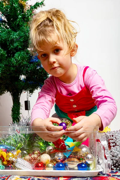 Criança Feminina Pré Escolar Menina Está Pensando Bruxa Brinquedo Decorativo — Fotografia de Stock