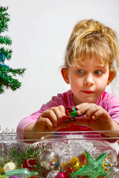 Criança Feminina Pré Escolar Menina Está Pensando Bruxa Brinquedo Decorativo — Fotografia de Stock