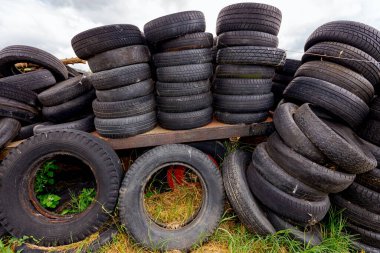 Tarımsal makineleşmeden kalma hasarlı eski lastikler yığılmış, istiflenmiş, ev yapımı çöp yığınları..