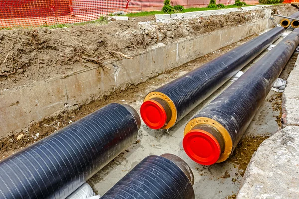 Neu verlegte Rohre in einem frischen Graben. Unfertige Pipeline — Stockfoto