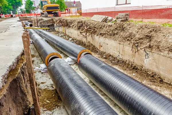 Newly laid pipe in a fresh trench. Unfinished pipeline — Stock Photo, Image