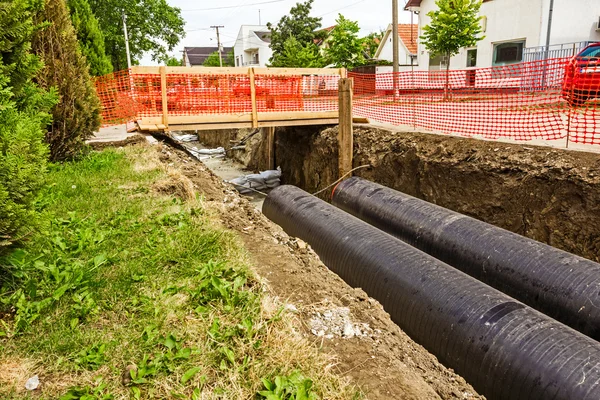 Neu verlegte Rohre in einem frischen Graben. Unfertige Pipeline — Stockfoto