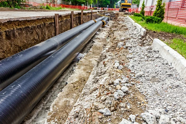 Neu verlegte Rohre in einem frischen Graben. Unfertige Pipeline — Stockfoto