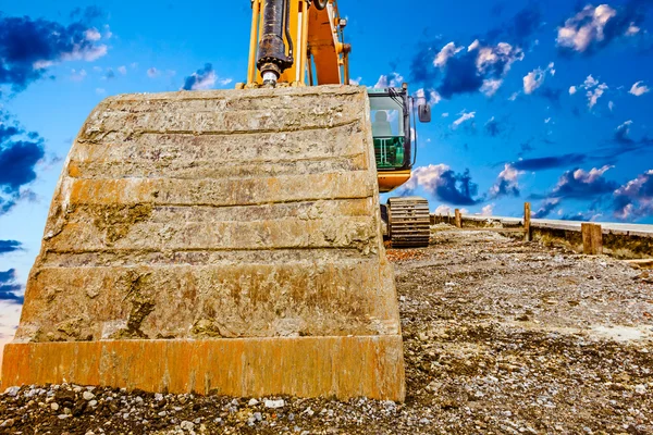 Excavadora en una obra de construcción — Foto de Stock