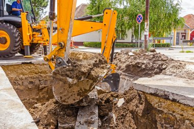 İnşaat alanında kazıcı