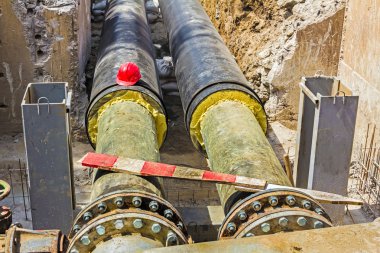 yeni boru taze bir çukurda koydu. yarım boru hattı.