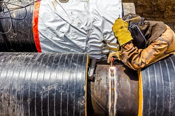 Trabajador metalúrgico trabajando en un oleoducto — Foto de Stock